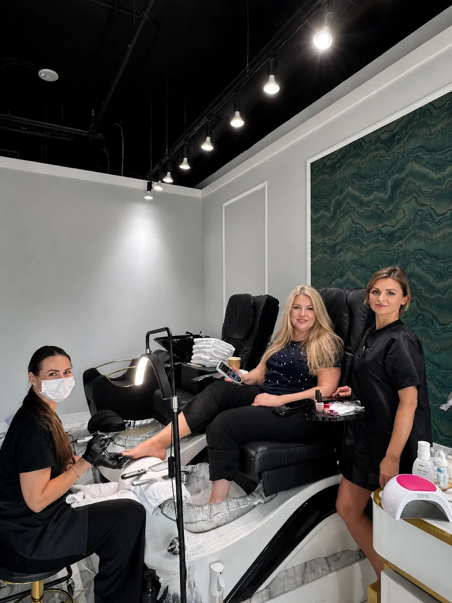Diamonds Beauty Club, beauty salon at 5425 Dundas Street West in Etobicoke, Toronto
