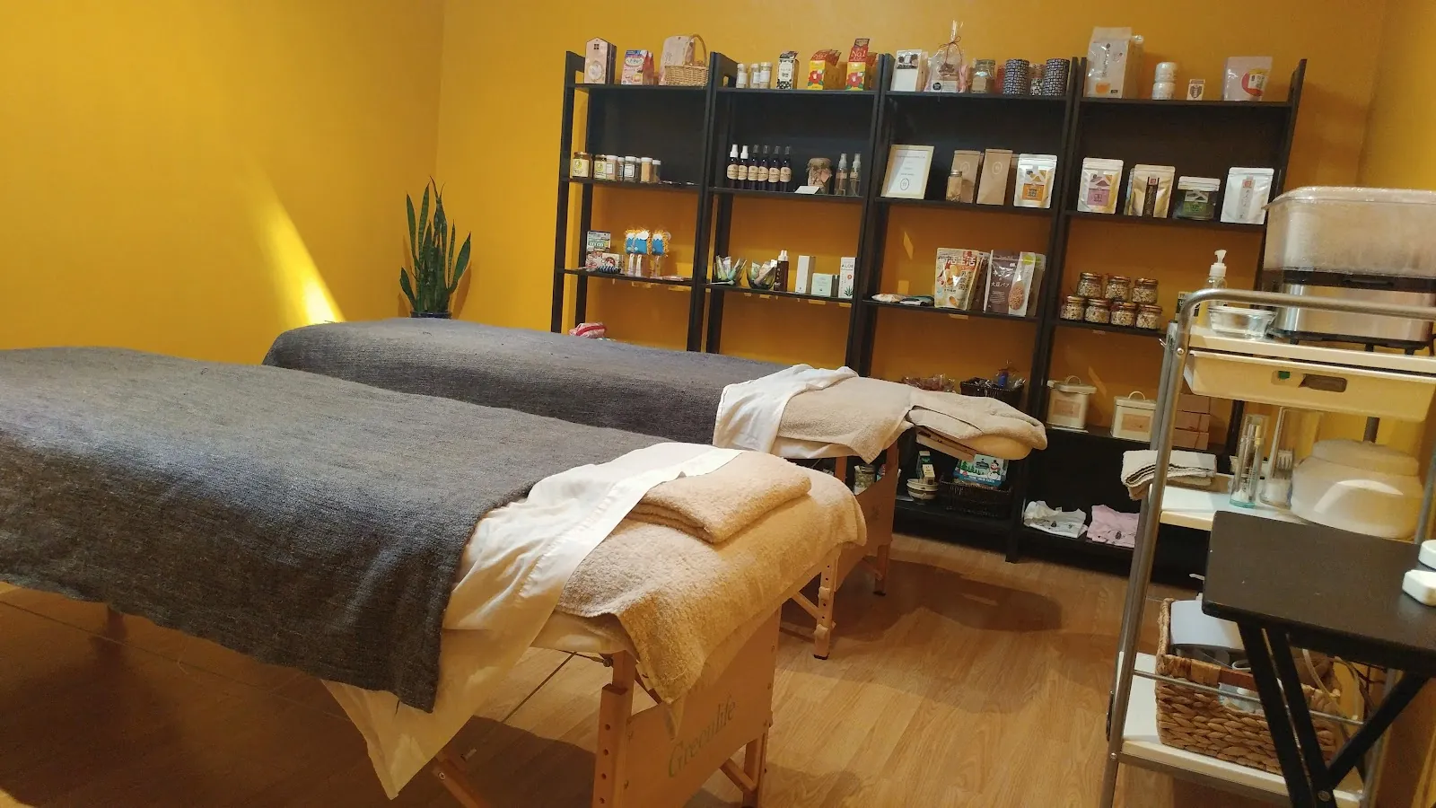 Nagomi, beauty salon at 2372A Bloor Street West in Old Toronto, Toronto