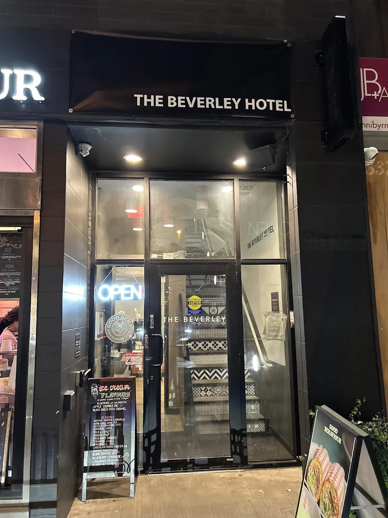 The Beverley Hotel Queen West, Sonder